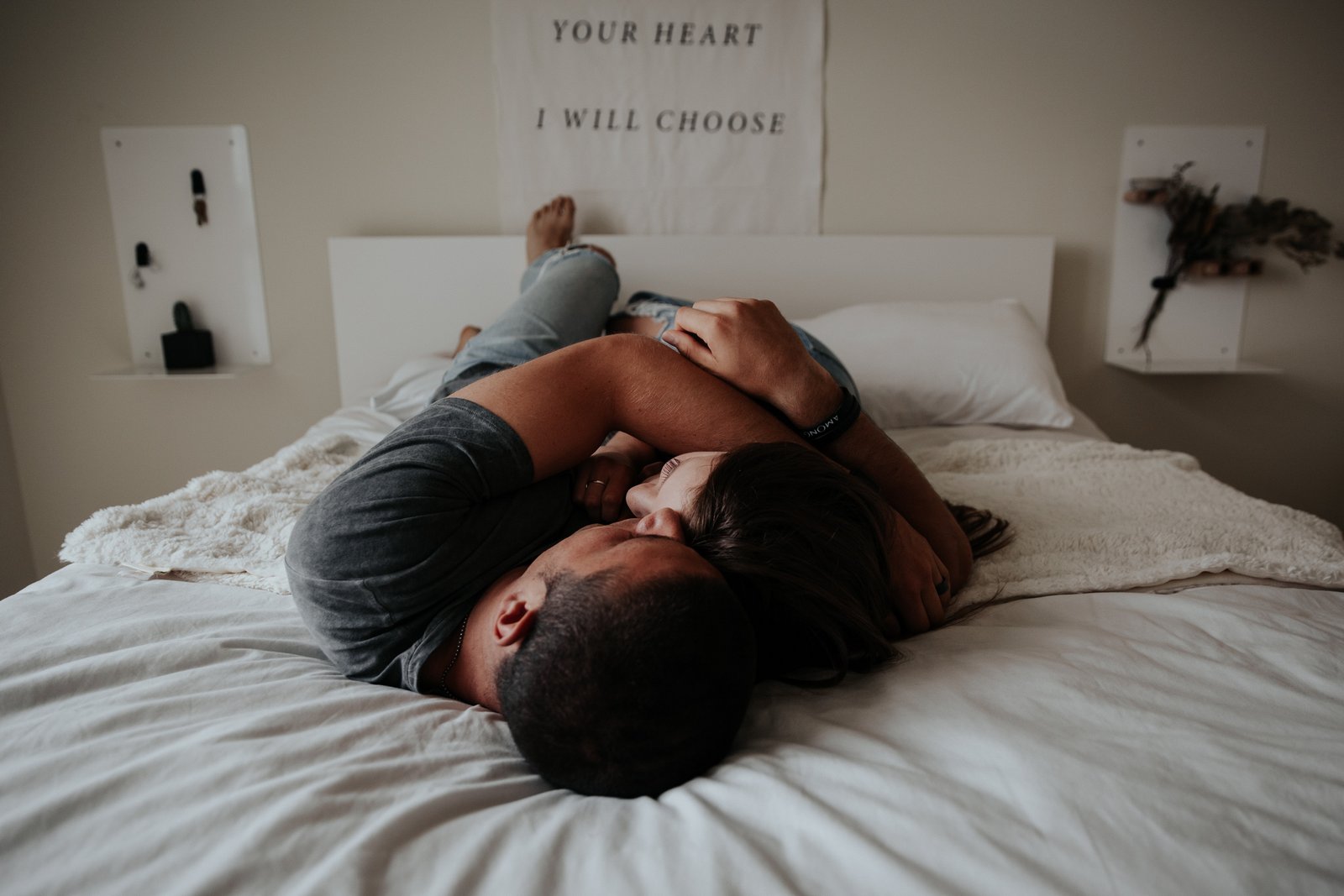 Ένας άνδρας χωρίς προβλήματα στυτικής δυσλειτουργίας ή ισχύος βρίσκεται στο κρεβάτι δίπλα σε μια γυναίκα, και οι δύο αγκαλιάζονται.