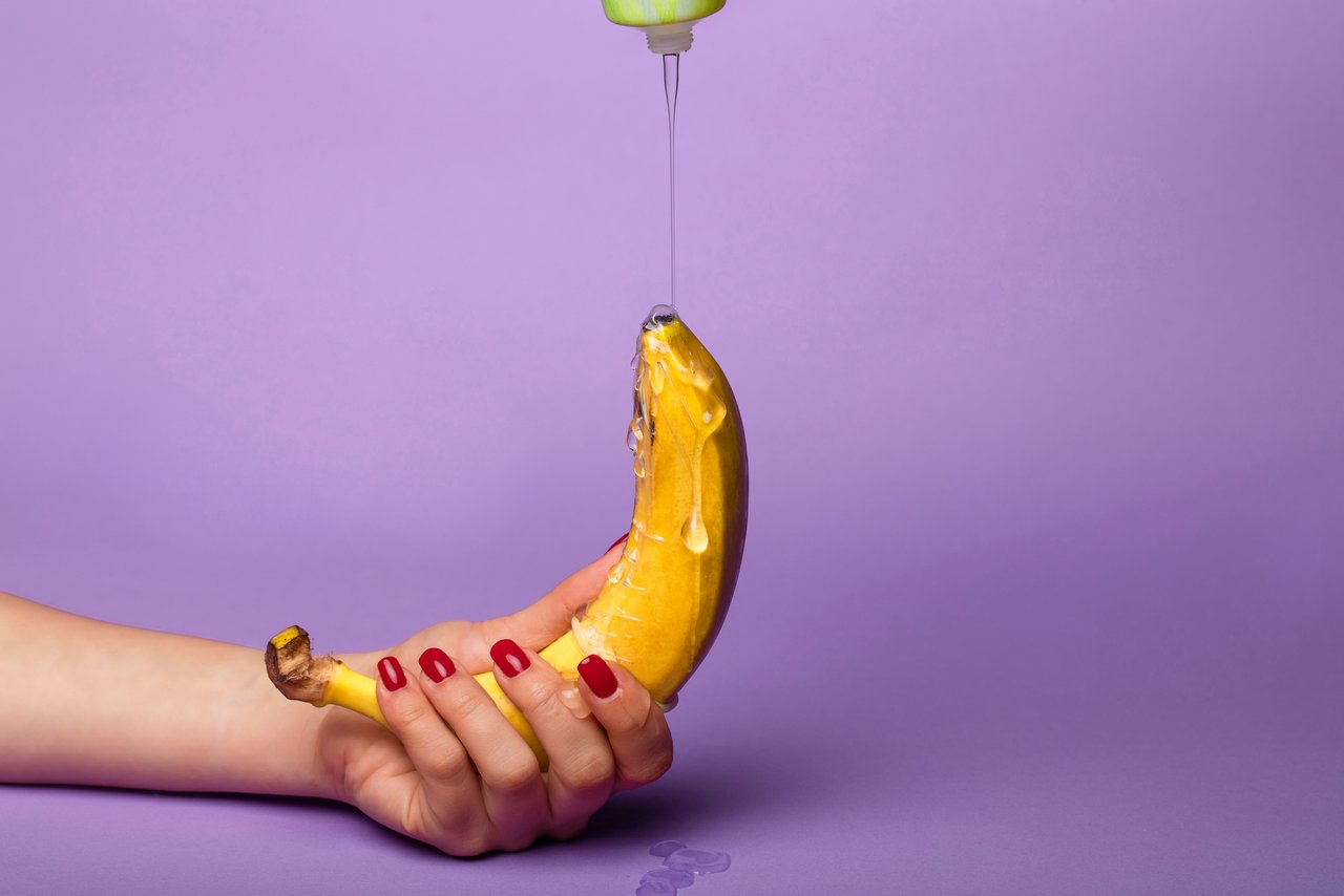 Το λιπαντικό περνάει πάνω από μια μπανάνα που κρατιέται με το ένα χέρι